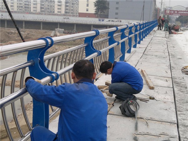 襄阳不锈钢桥梁护栏除锈维护的重要性及其方法