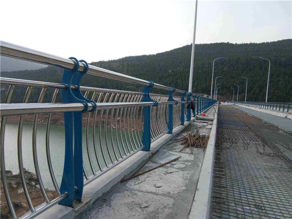 襄阳不锈钢桥梁护栏防腐措施的重要性及实施策略