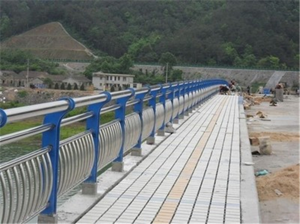 襄阳不锈钢桥梁护栏是一种什么材质的护栏